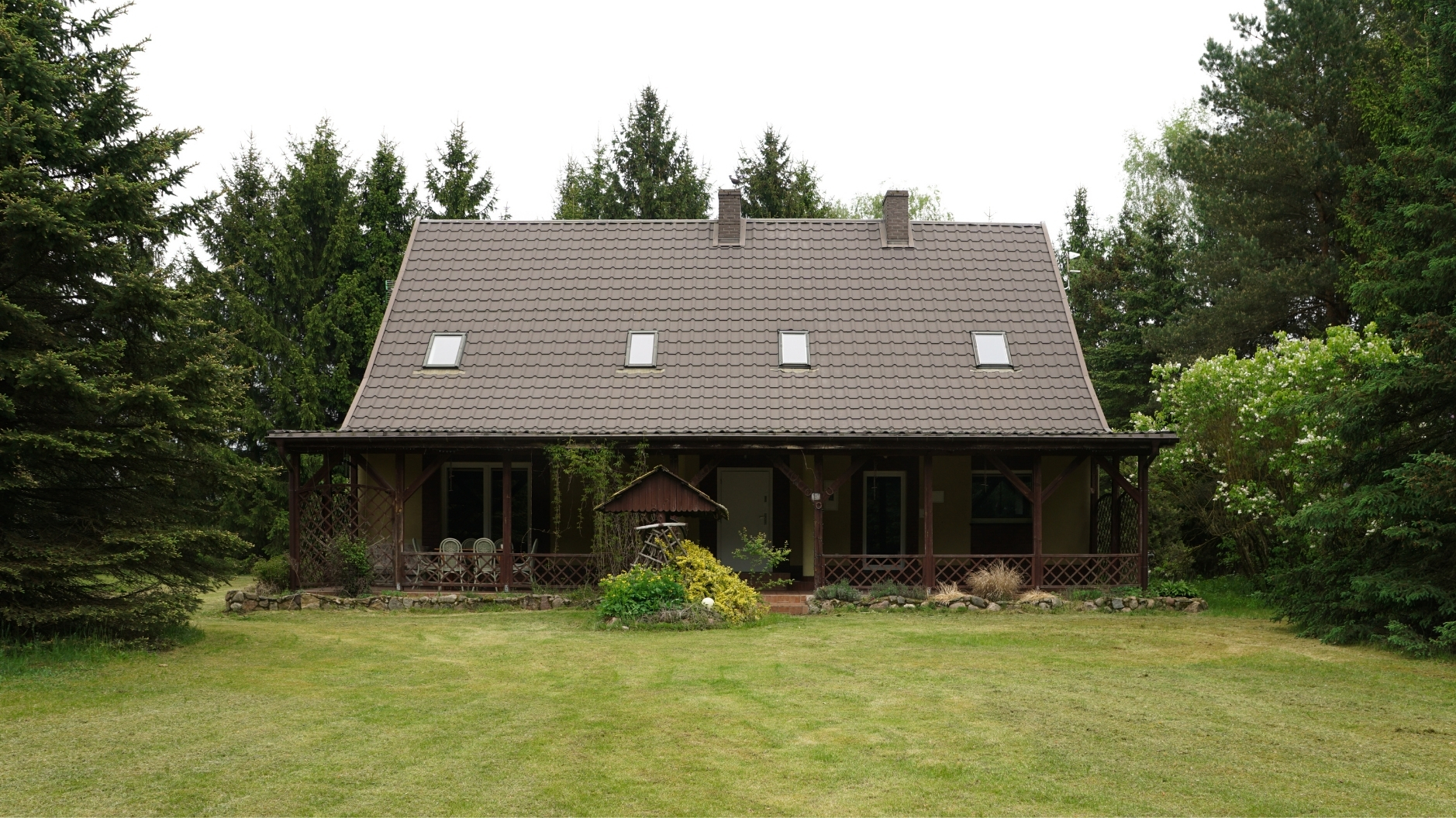 Dom wśród drzew