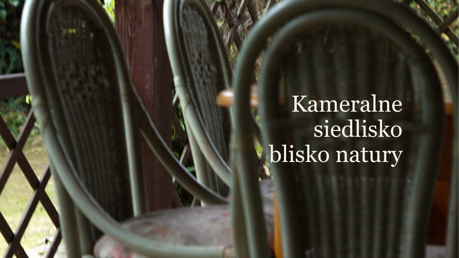 Ogrodowe krzesła na tarasie